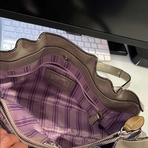 Coach Gold Shoulder Bag with Elegant Design - Picture 5 of 7